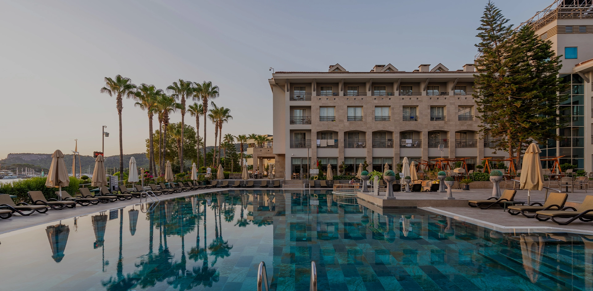 Fame Residence otel havuzu gün batımında