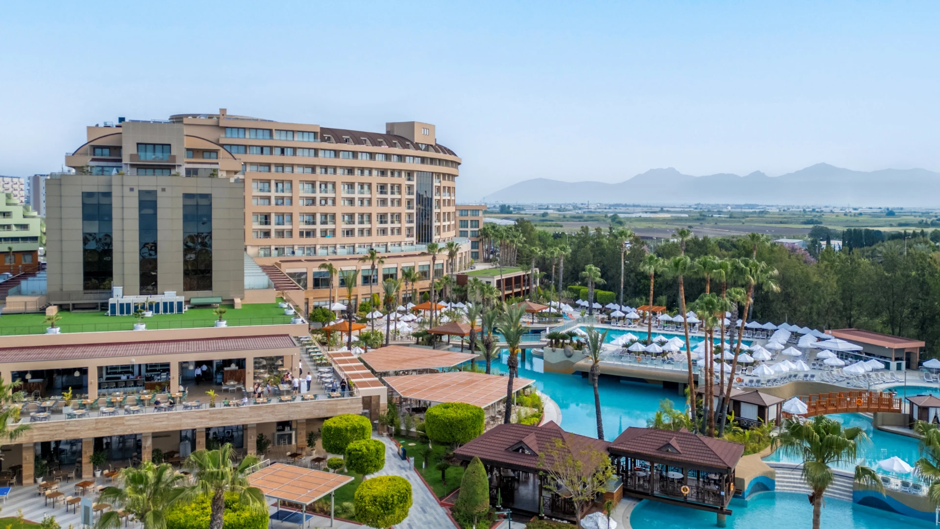 Fame Residence Lara & Spa otel binası ve havuzlar
